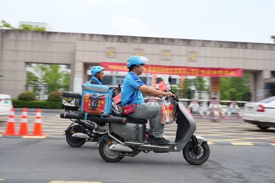 外卖骑手护航高考有多拼？配备随身除颤仪、义务跑腿应急 小哥：希望用不到-黑板洞察